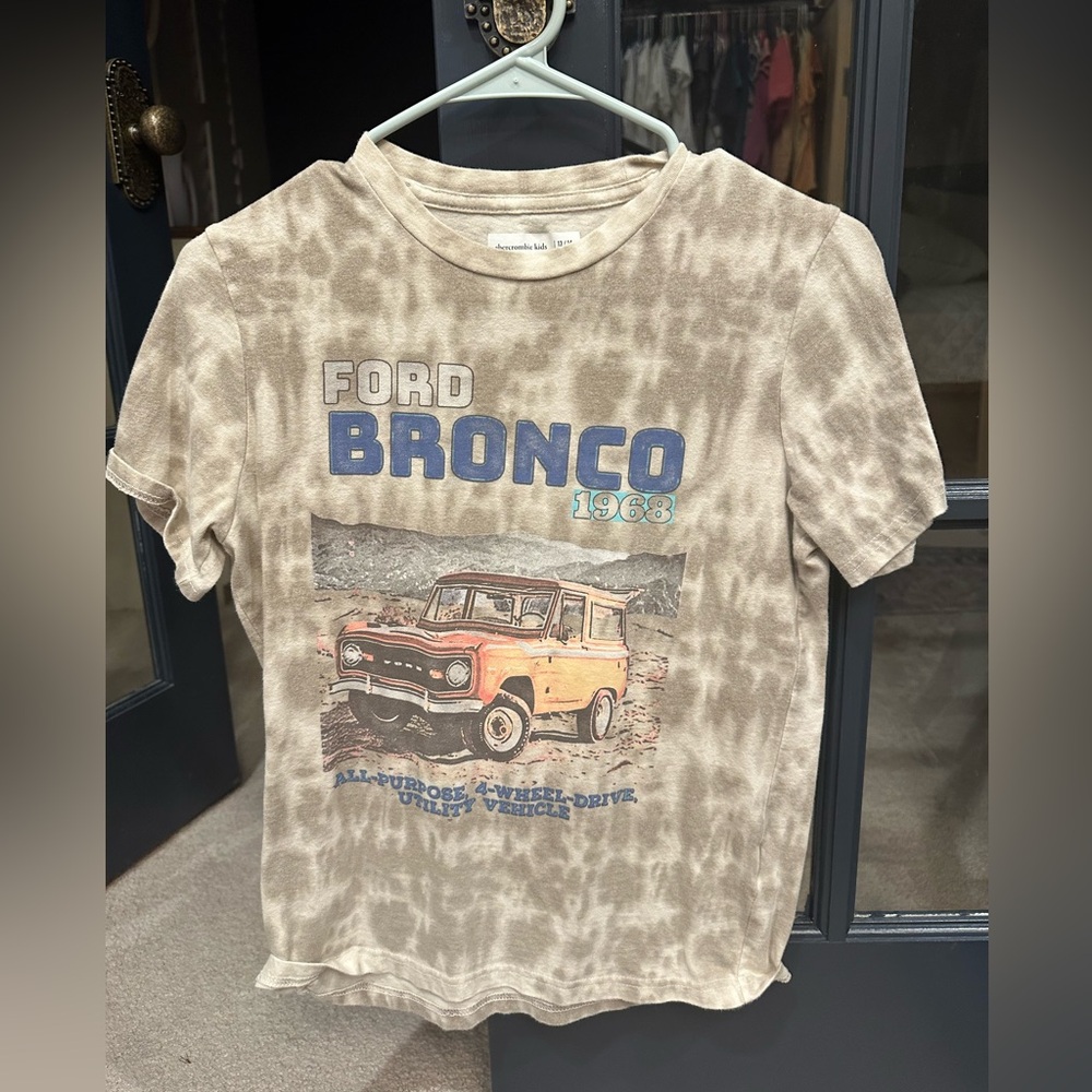 Abercrombie kids Vintage Ford Bronco tee. Like new! Boys size 13-14.